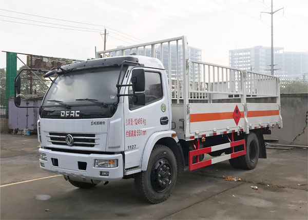 東風(fēng)多利卡5.2米7.6噸玉柴氣瓶運(yùn)輸車(chē)