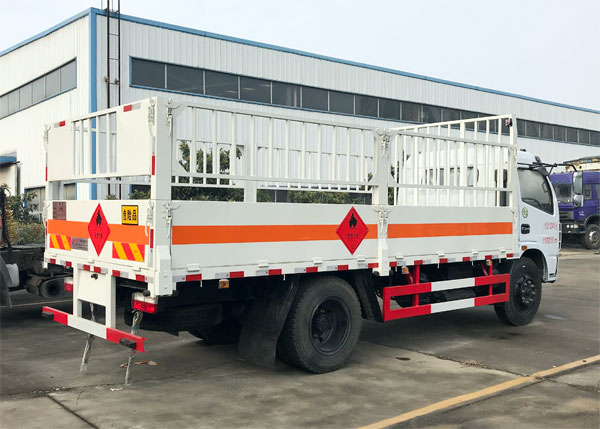 東風(fēng)多利卡5.2米7.6噸玉柴氣瓶運(yùn)輸車(chē)