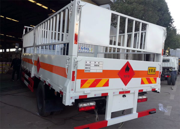 東風(fēng)多利卡5.2米7.6噸玉柴氣瓶運(yùn)輸車(chē)